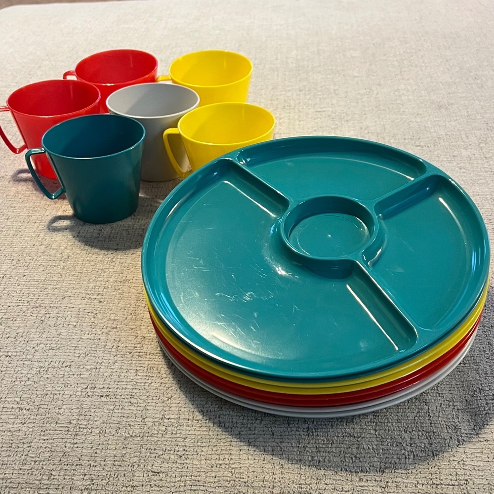 Vintage United Plastic Corp 14 pc Picnic Set Divided Plates Mugs Teal Red Yellow